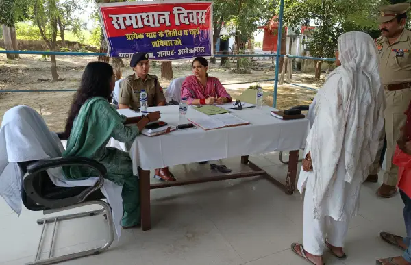 Ambedkar Nagar News: थाना समाधान दिवस में DM ईशा प्रिया और SP प्राची सिंह ने सुनीं फरियादियों की समस्याएं